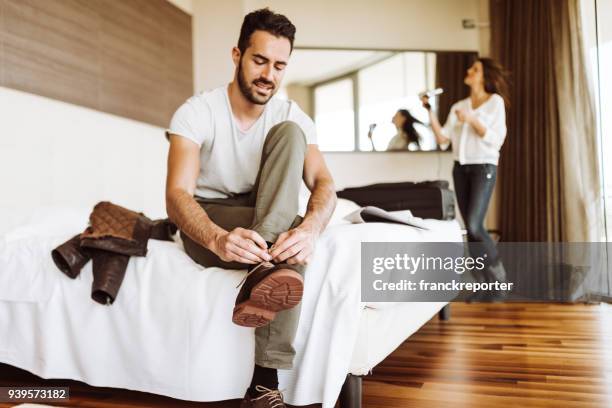 homem vestir-se no quarto do hotel - women trying on shoes - fotografias e filmes do acervo