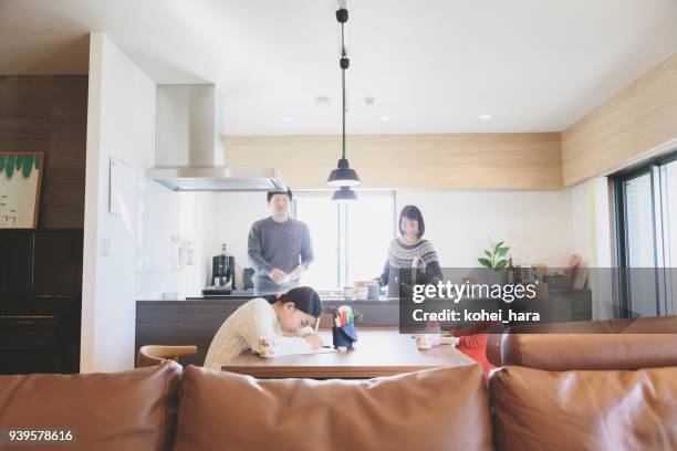 familie im wohnzimmer zu hause - living room young couple stock-fotos und bilder