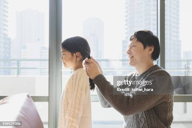 彼の娘の髪をドレッシングの父 - adjusting ストックフォトと画像