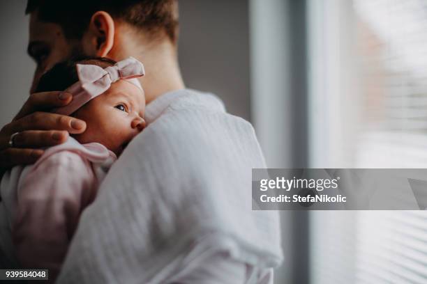 pasgeborene met vader - baby girls stockfoto's en -beelden
