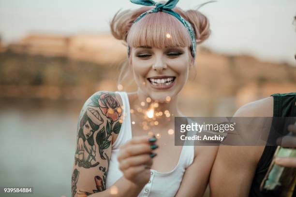 gelukkig meisje houdt van brandende wonderkaarsen - pinup stockfoto's en -beelden