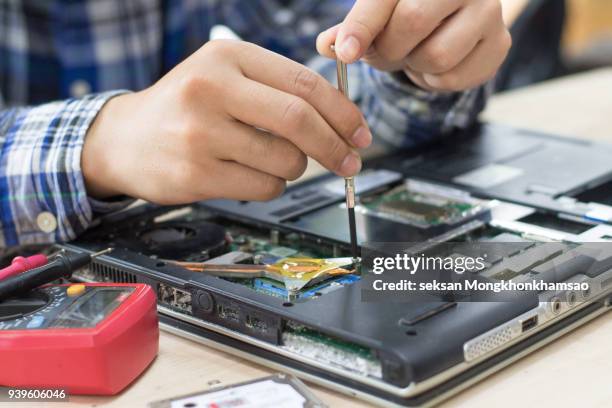 computer repair concept close-up view.hardware - broken laptop stockfoto's en -beelden