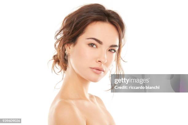 portrait of beautiful brunette woman with clean face and little smile - hair back 個照片及圖片檔