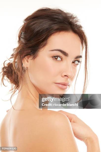 portrait of beautiful brunette woman with clean face and little smile - pretty brunette woman fotografías e imágenes de stock