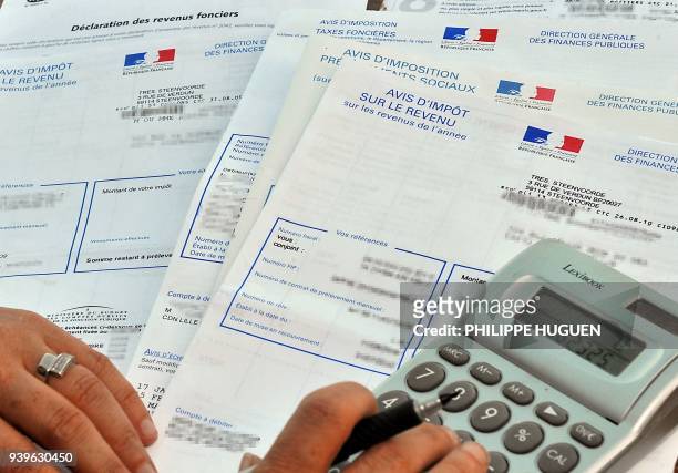 Une personne consulte son avis d'impôt sur le revenu 2010, le 20 septembre 2010 à Lille. Près des trois-quarts des Français jugent "injuste" la...