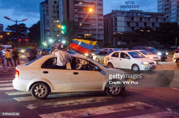 People celebrate in the street, the triumph of the popular consultation. Millions of Venezuelans participated in a popular consultation this July 16....