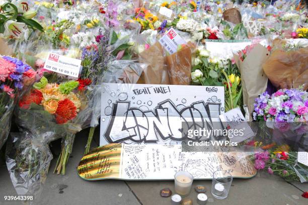 Flowers is placed in front of London Bridge in London on June 9, 2017 for those who lost their lives in the London Bridge terror attack.