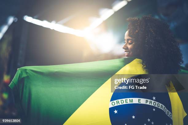 stolz darauf, brasilianer zu sein - female fans brazil stock-fotos und bilder