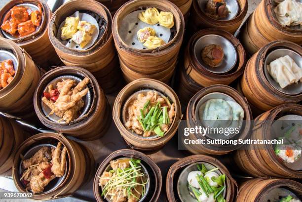 variety of chinese dimsum for breakfast, yumcha, dim sum in bamboo steamer, chinese cuisine - province de songkhla photos et images de collection