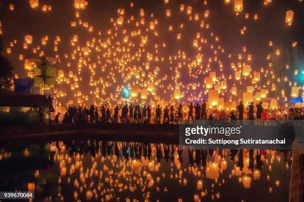 thailand traditional culture sky lanterns firework festival, chiang mai, thailand, loy krathong and yi peng festival - lampion verlichting stockfoto's en -beelden