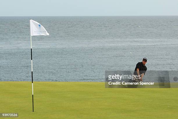 Nick O'Hern of Australia chips to the green during the third round of the 2009 Australian Open at New South Wales Golf Club on December 5, 2009 in...