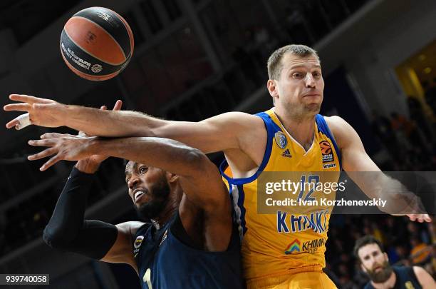 Jason Thompson, #1 of Fenerbahce Dogus Istanbul competes with Sergey Monia, #12 of Khimki Moscow Region during the 2017/2018 Turkish Airlines...