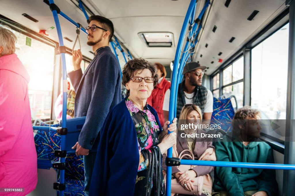 Portret van senior vrouw in het openbaar vervoer