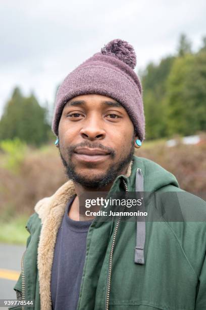 hombre pensativo negro - jamaiquino fotografías e imágenes de stock