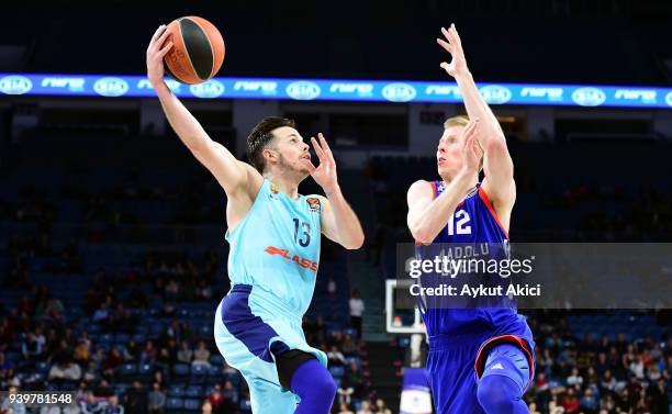 Thomas Heurtel, #13 of FC Barcelona Lassa competes with Brock Motum, #12 of Anadolu Efes Istanbul during the 2017/2018 Turkish Airlines EuroLeague...