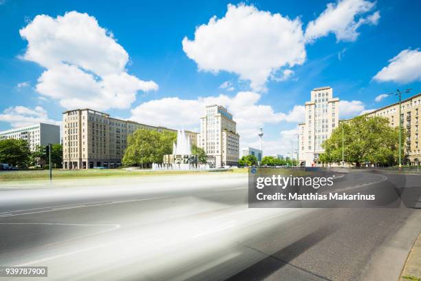 modern berlin city skyline in summer with traffic - makarinus 個照片及圖片檔