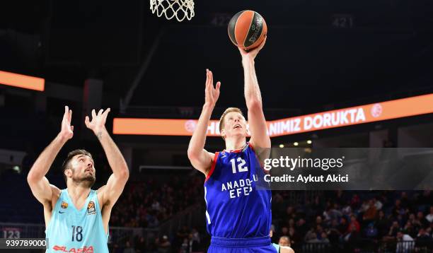 Brock Motum, #12 of Anadolu Efes Istanbul competes with Pierre Oriola, #18 of FC Barcelona Lassa during the 2017/2018 Turkish Airlines EuroLeague...