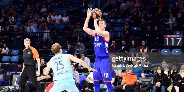 Brock Motum, #12 of Anadolu Efes Istanbul competes with Petteri Koponen, #25 of FC Barcelona Lassa during the 2017/2018 Turkish Airlines EuroLeague...