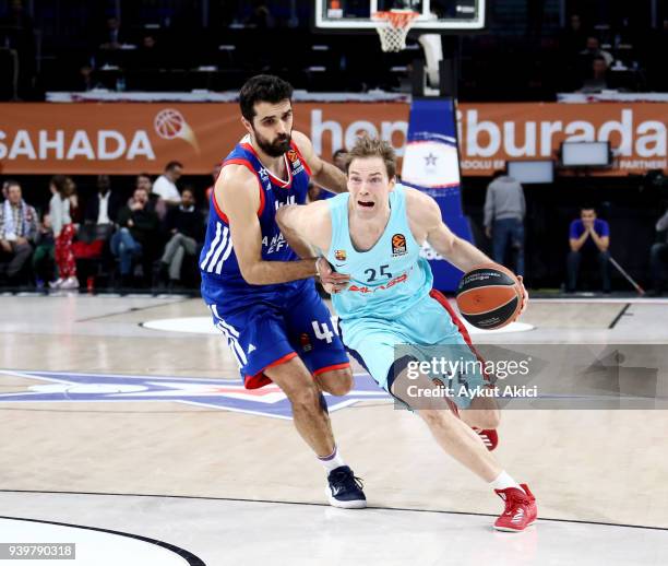 Petteri Koponen, #25 of FC Barcelona Lassa competes with Krunoslav Simon, #44 of Anadolu Efes Istanbul during the 2017/2018 Turkish Airlines...