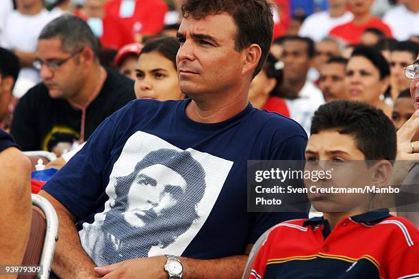 Antonio Castro , son of Cuba�s Revolution leader Fidel Castro, sits next to Elian Gonzalez, as some 13.000 people play simultaneaus chess to break...