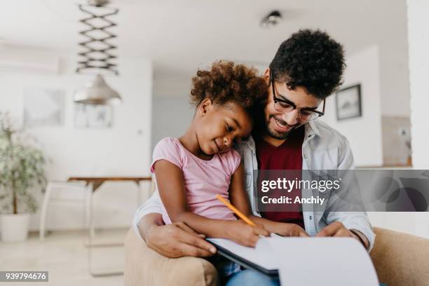 man met zijn kind doet financiën thuis. - fun calculator stockfoto's en -beelden