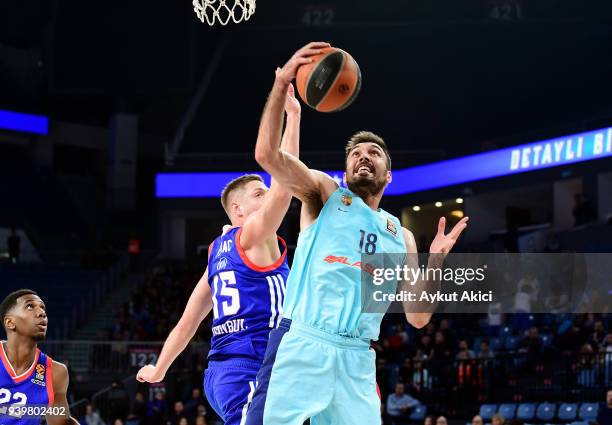 Pierre Oriola, #18 of FC Barcelona Lassa competes with Vladimir Stimac, #15 of Anadolu Efes Istanbul during the 2017/2018 Turkish Airlines EuroLeague...