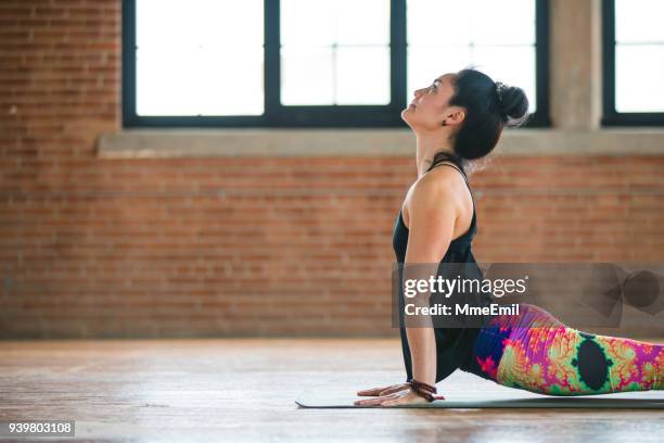 練習瑜伽的女人。眼鏡蛇在側面觀看。bhujangasana - good posture 個照片及圖片檔