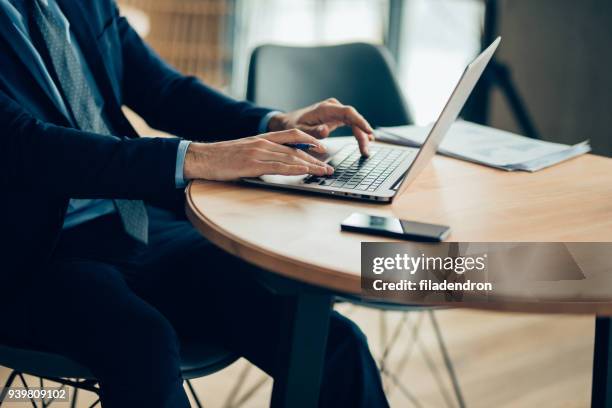 empresario las manos escribiendo en el ordenador portátil - vestimenta de negocios formal fotografías e imágenes de stock