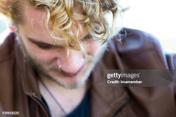 closeup tiener neerkijkt, kopie ruimte - slank stockfoto's en -beelden