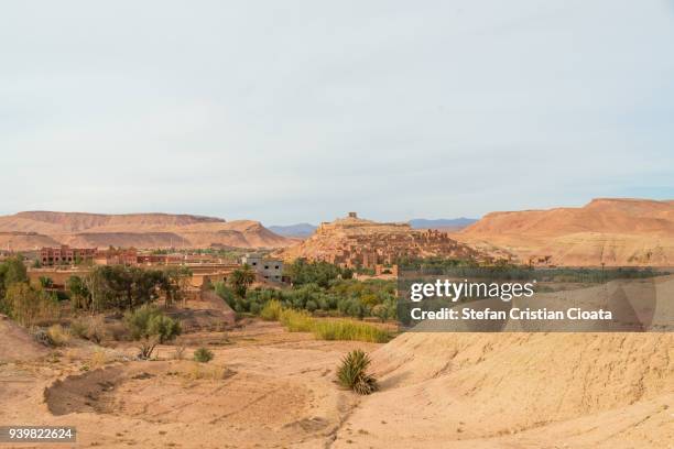 panoramic view of ksar of ait ben haddou, morocco, africa - wonder film 2017 stockfoto's en -beelden