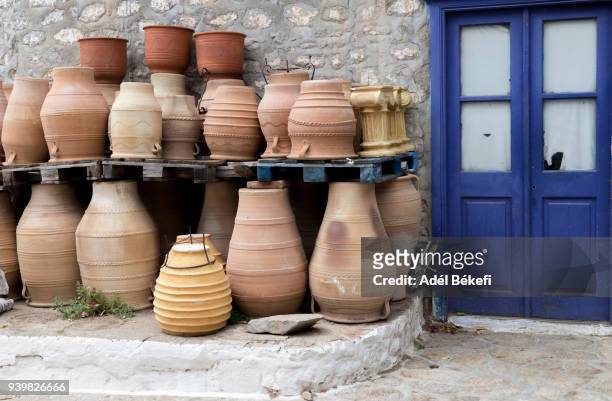 typical greek ceramics pots (hydra, greece) - hydra greece fotos stockfoto's en -beelden