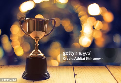 Preis-Trophäe auf Holztisch mit Hintergrundfenster zu gewinnen. Preis-Trophäe auf Holztisch mit Hintergrundfenster zu gewinnen.