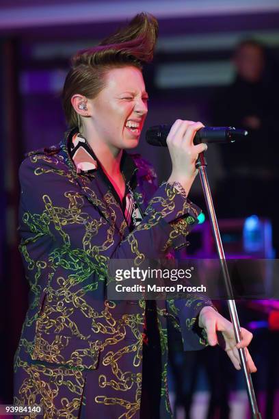 British singer Elly Jackson of La Roux performs live at the Alte Hauptpost on December 4, 2009 in Leipzig, Germany.