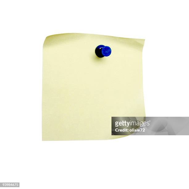 nota di carta gialla isolato su bianco - blocchetto per messaggi foto e immagini stock