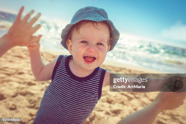 baby mit mutter am strand - baby pov stock-fotos und bilder