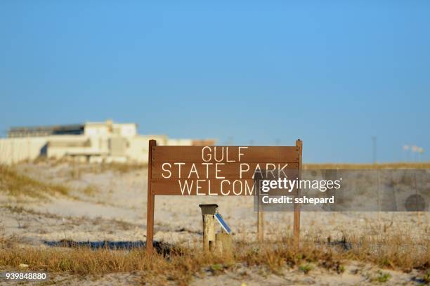 willkommensschild gulf state park am strand - gulf shores alabama stock-fotos und bilder