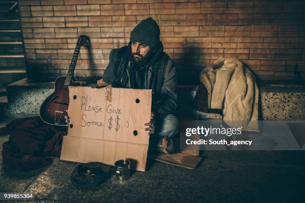 obdachlosen betteln - sad busker stock-fotos und bilder