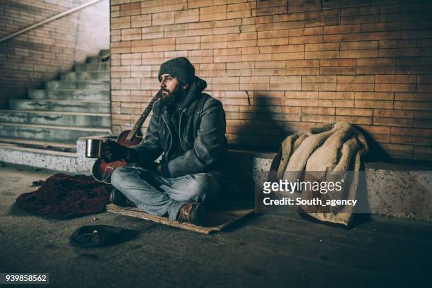 obdachloser bettelt um hilfe - sad busker stock-fotos und bilder