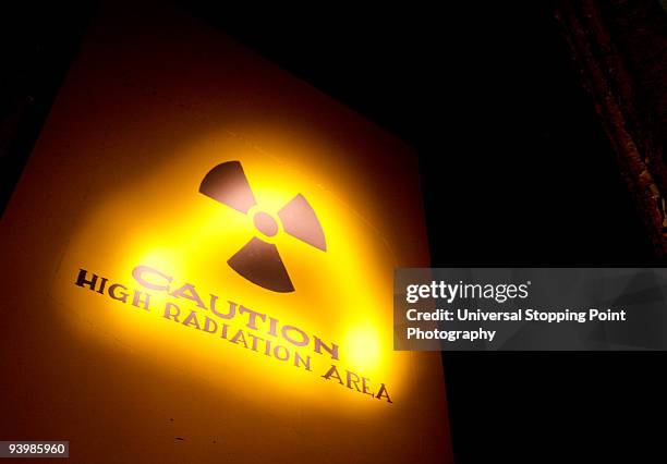 a nuclear warning - segnale di pericolo di radiazioni foto e immagini stock