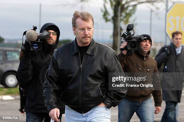 Curt Knox, the father of Amanda Knox, is pursued by the media as he walks away from the Perugia's prison of Capanne after a visit to Amanda on...