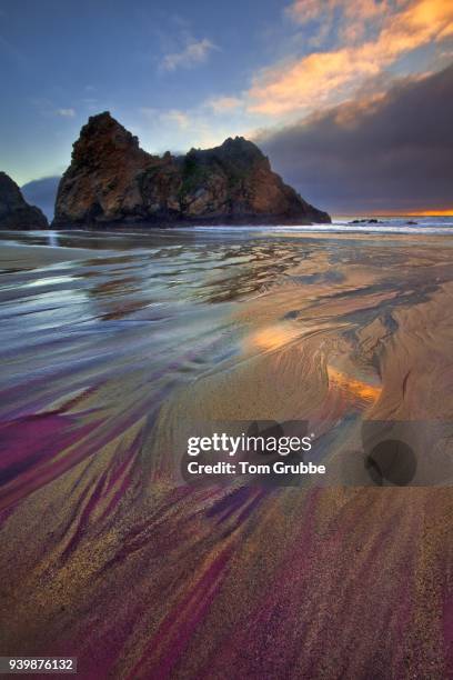 pfeiffer beach sand stream - granate piedra semipreciosa fotografías e imágenes de stock