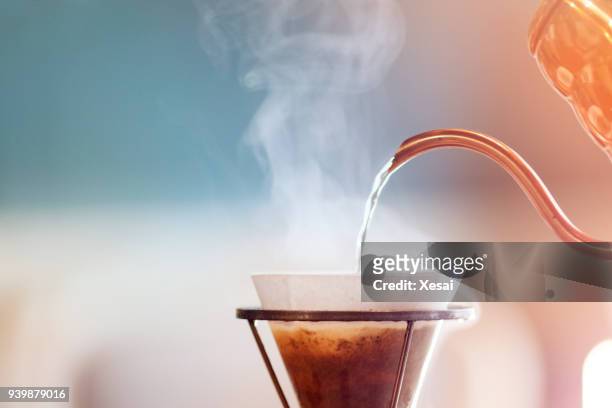 dropp kaffe, barista hälla vatten på kaffe marken med filter - karaffin bildbanksfoton och bilder