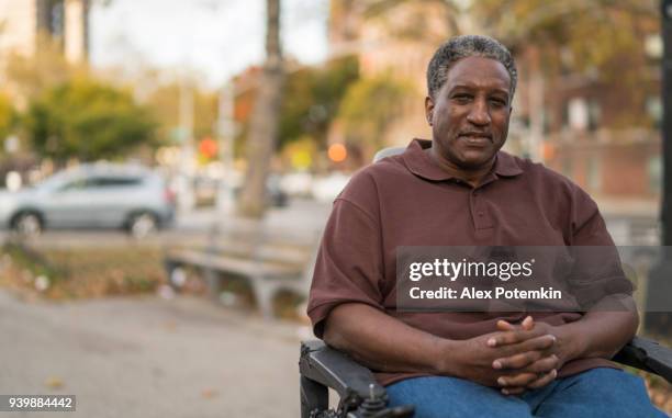 肯定的、楽観的なの肖像画の黒人男性を無効に、車椅子に座っている人のベテランが麻痺 - man in wheelchair ストックフォトと画像