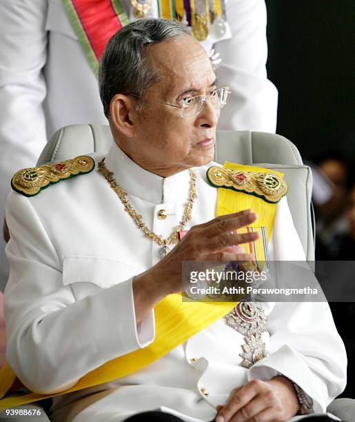 King Bhumibol Adulyadej of Thailand waves to well-wishers as he leaves the Siriraj Hospital on his 82nd birthday on December 5, 2009 in Bangkok,...