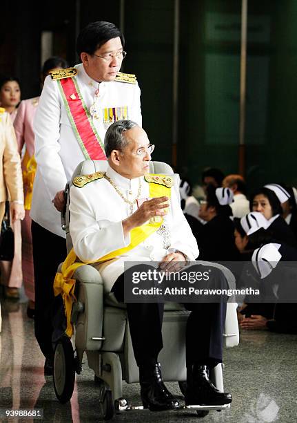 King Bhumibol Adulyadej of Thailand waves to well-wishers as he leaves the Siriraj Hospital on his 82nd birthday on December 5, 2009 in Bangkok,...