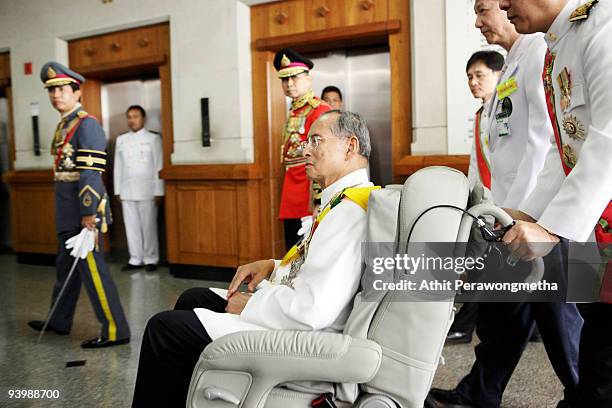 King Bhumibol Adulyadej of Thailand waves to well-wishers as he leaves the Siriraj Hospital on his 82nd birthday on December 5, 2009 in Bangkok,...