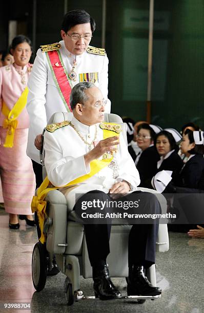 King Bhumibol Adulyadej of Thailand waves to well-wishers as he leaves the Siriraj Hospital on his 82nd birthday on December 5, 2009 in Bangkok,...