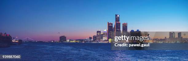 paseo marítimo de skyline de detroit durante el atardecer - centro renaissance fotografías e imágenes de stock