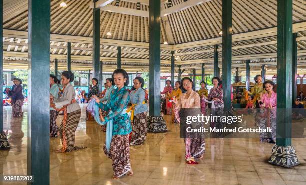 palace dance performance at the kraton ngayogyakarta hadiningrat, the palace of the yogyakarta sultanate, central java - kraton stock pictures, royalty-free photos & images