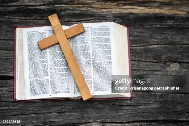 holy bible - biblia fotografías e imágenes de stock